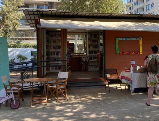 Biblioteca al aire libre Libro Plaza Las Lilas